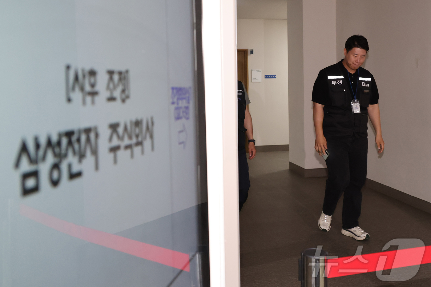 (세종=뉴스1) 김기남 기자 = 최승호 삼성그룹 초기업노동조합 삼성전자지부 위원장이 총파업 예고시점을 하루 앞둔 20일 정부세종청사 중앙노동위원회에서 열린 사후조정 회의를 마친 뒤 …