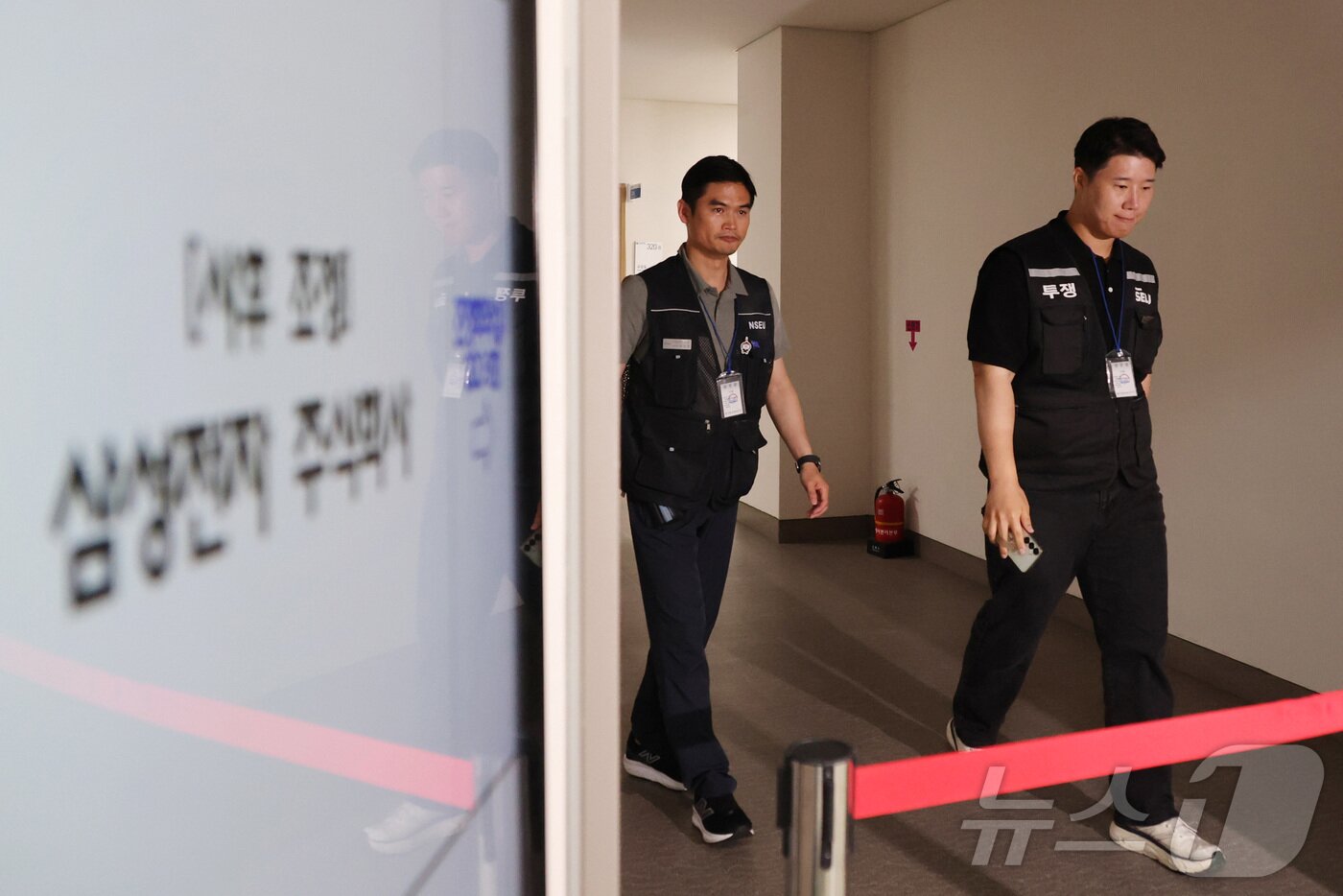 본문 이미지 - 최승호 삼성그룹 초기업노동조합 삼성전자지부 위원장이 총파업 예고시점을 하루 앞둔 20일 정부세종청사 중앙노동위원회에서 열린 사후조정 회의를 마친 뒤 입장발표를 위해 회의장을 나서고 있다.(공동취재) 2026.5.20 ⓒ 뉴스1 김기남 기자