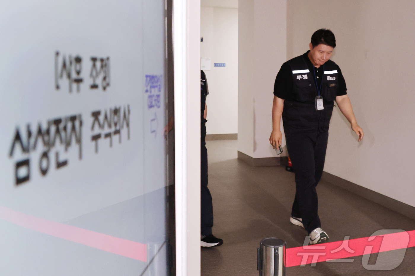 (세종=뉴스1) 김기남 기자 = 최승호 삼성그룹 초기업노동조합 삼성전자지부 위원장이 총파업 예고시점을 하루 앞둔 20일 정부세종청사 중앙노동위원회에서 열린 사후조정 회의를 마친 뒤 …