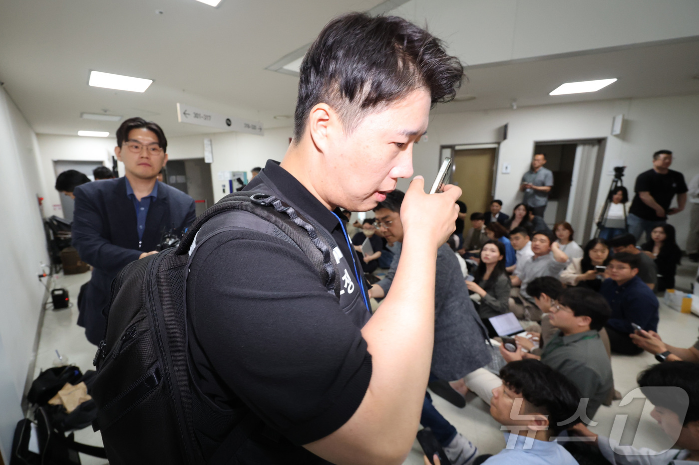 (세종=뉴스1) 김기남 기자 = 최승호 삼성그룹 초기업노동조합 삼성전자지부 위원장이 총파업 예고시점을 하루 앞둔 20일 정부세종청사 중앙노동위원회에서 노사협상 결렬에 따른 총파업 …