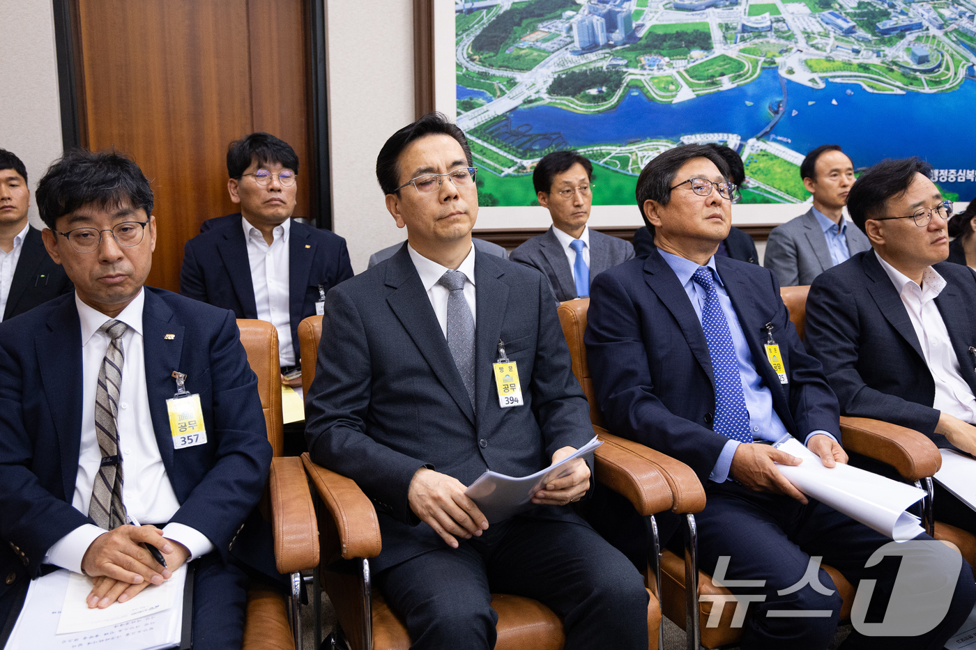 (서울=뉴스1) 유승관 기자 = 이한우 현대건설 대표이사(앞줄 왼쪽 두 번째)가 20일 서울 여의도 국회에서 열린 제435회 국회(임시회) 국토교통위원회 제2차 전체회의 GTX-A …