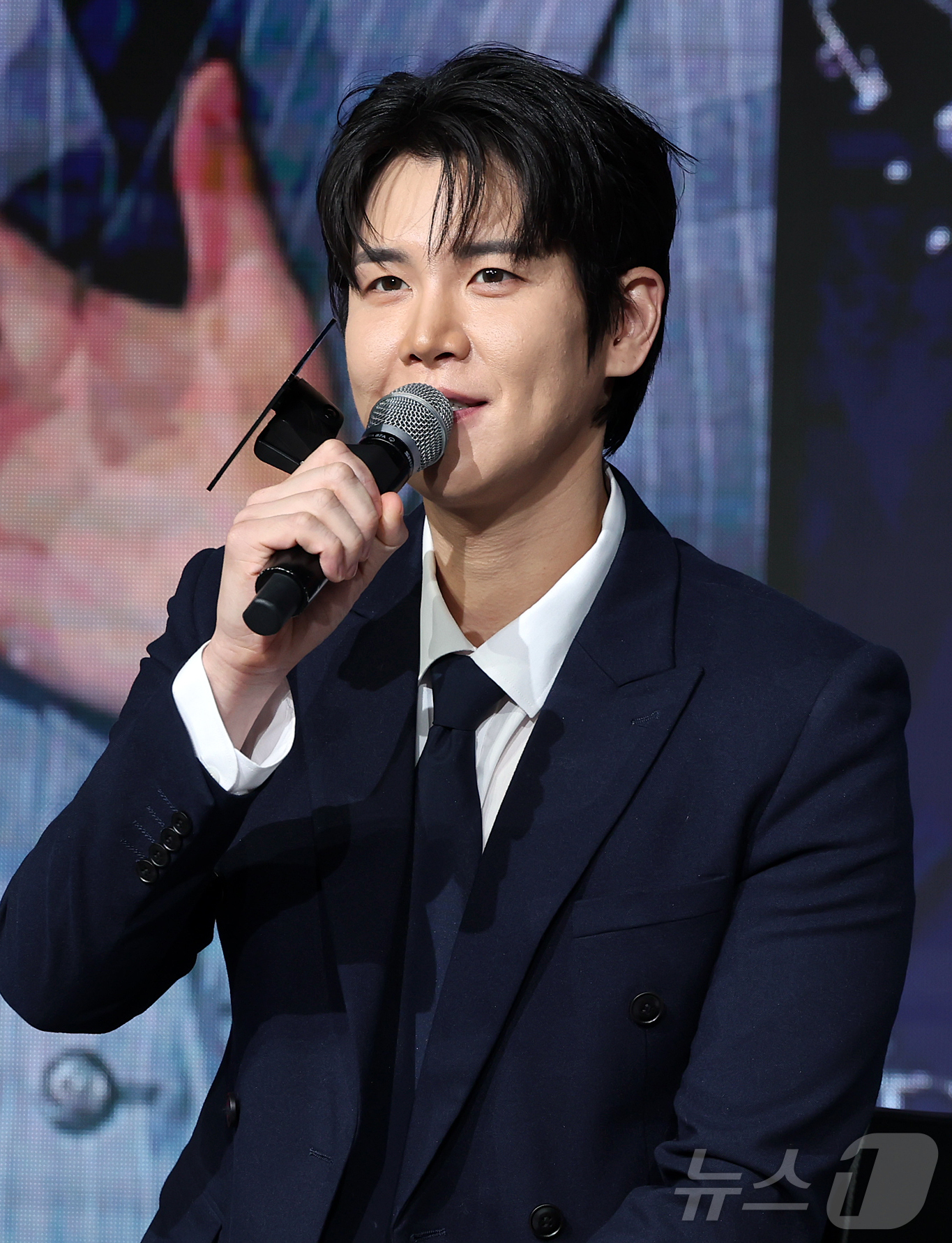(서울=뉴스1) 김진환 기자 = MBN 트롯 오디션 ‘무명전설-트롯 사내들의 서열전쟁’ TOP3을 차지한 가수 장한별이 20일 서울 마포구 쇼킹케이팝센터에서 열린 톱7 기자간담회에 …