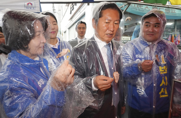 시장 음식 맛보는 정청래 대표