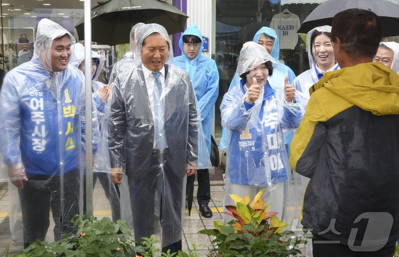 (여주=뉴스1) 김영운 기자 = 정청래 더불어민주당 대표, 추미애 경기도지사 후보, 박시선 여주시장 후보가 20일 오전 경기도 여주시 여주한글시장에서 상인들과 인사를 하고 있다. …