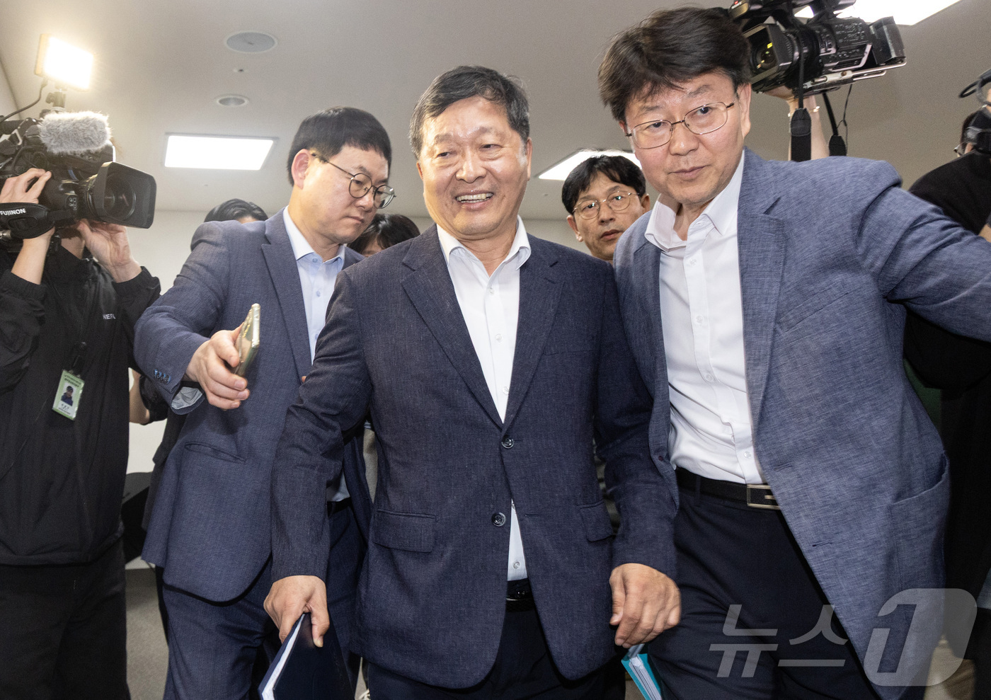 (세종=뉴스1) 김기남 기자 = 박수근 중앙노동위원회 위원장이 총파업 예고시점을 하루 앞둔 20일 정부세종청사 중앙노동위원회에서 열린 사후조정 회의를 마친 뒤 협상결렬을 묻는 취재 …