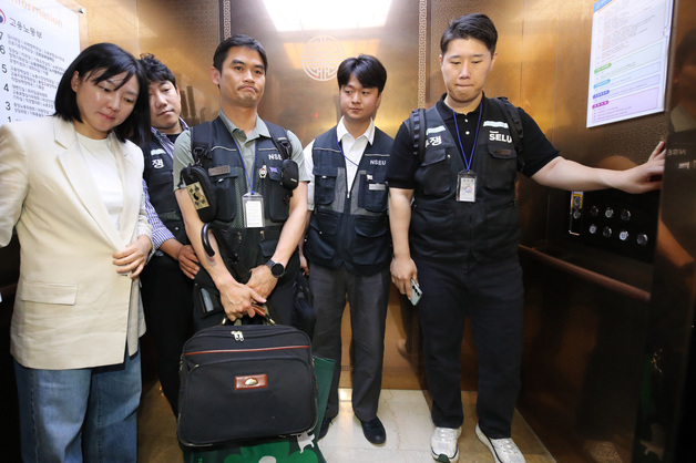 협상장 떠나는 최승호 위원장