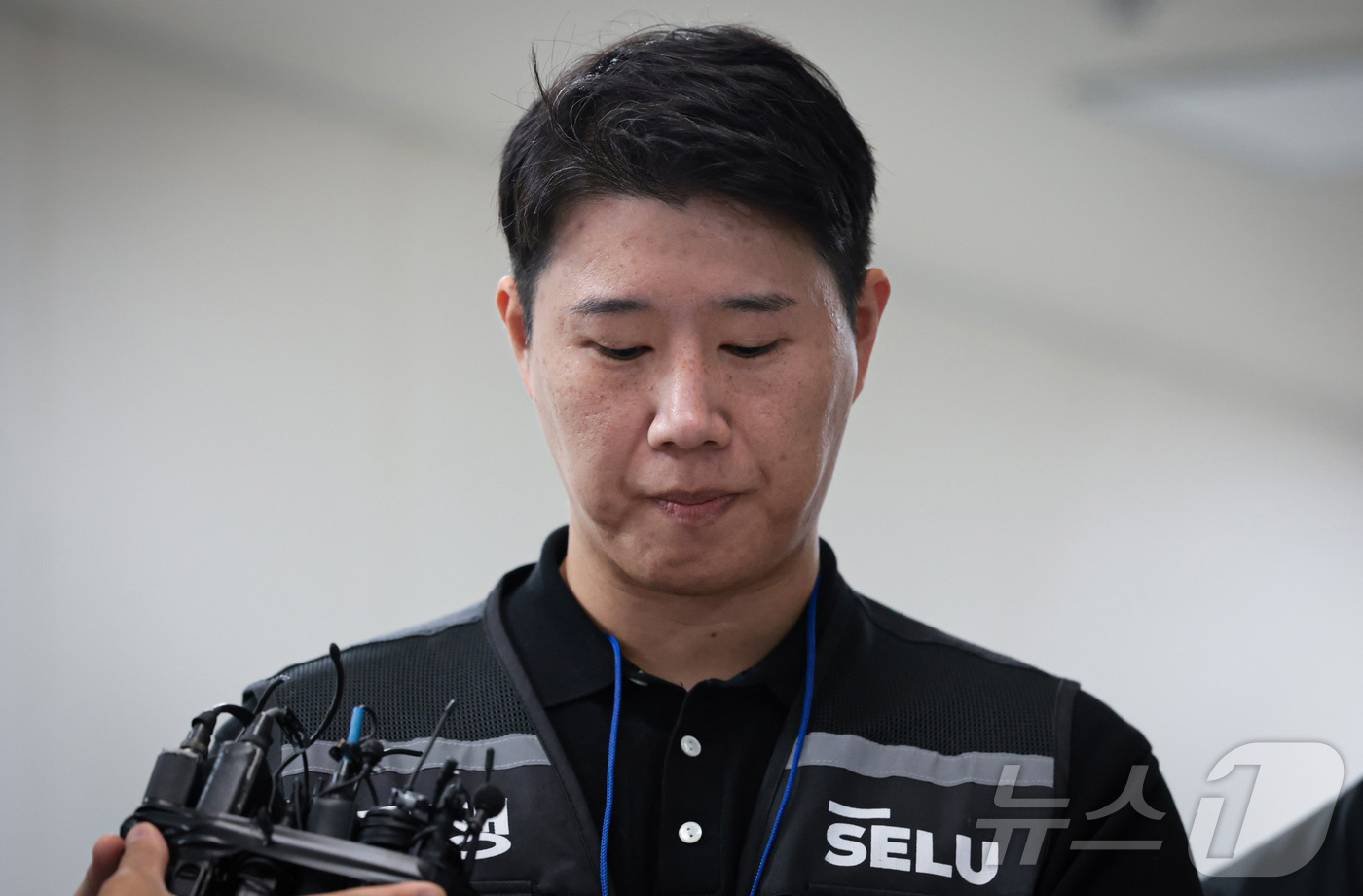 (세종=뉴스1) 김기남 기자 = 최승호 삼성그룹 초기업노동조합 삼성전자지부 위원장이 총파업 예고시점을 하루 앞둔 20일 정부세종청사 중앙노동위원회에서 노사협상 결렬에 따른 총파업 …
