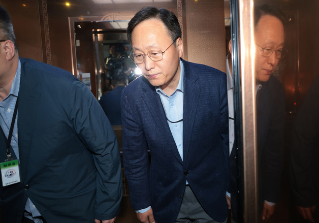협상장 떠나는 여명구 사측 대표교섭위원