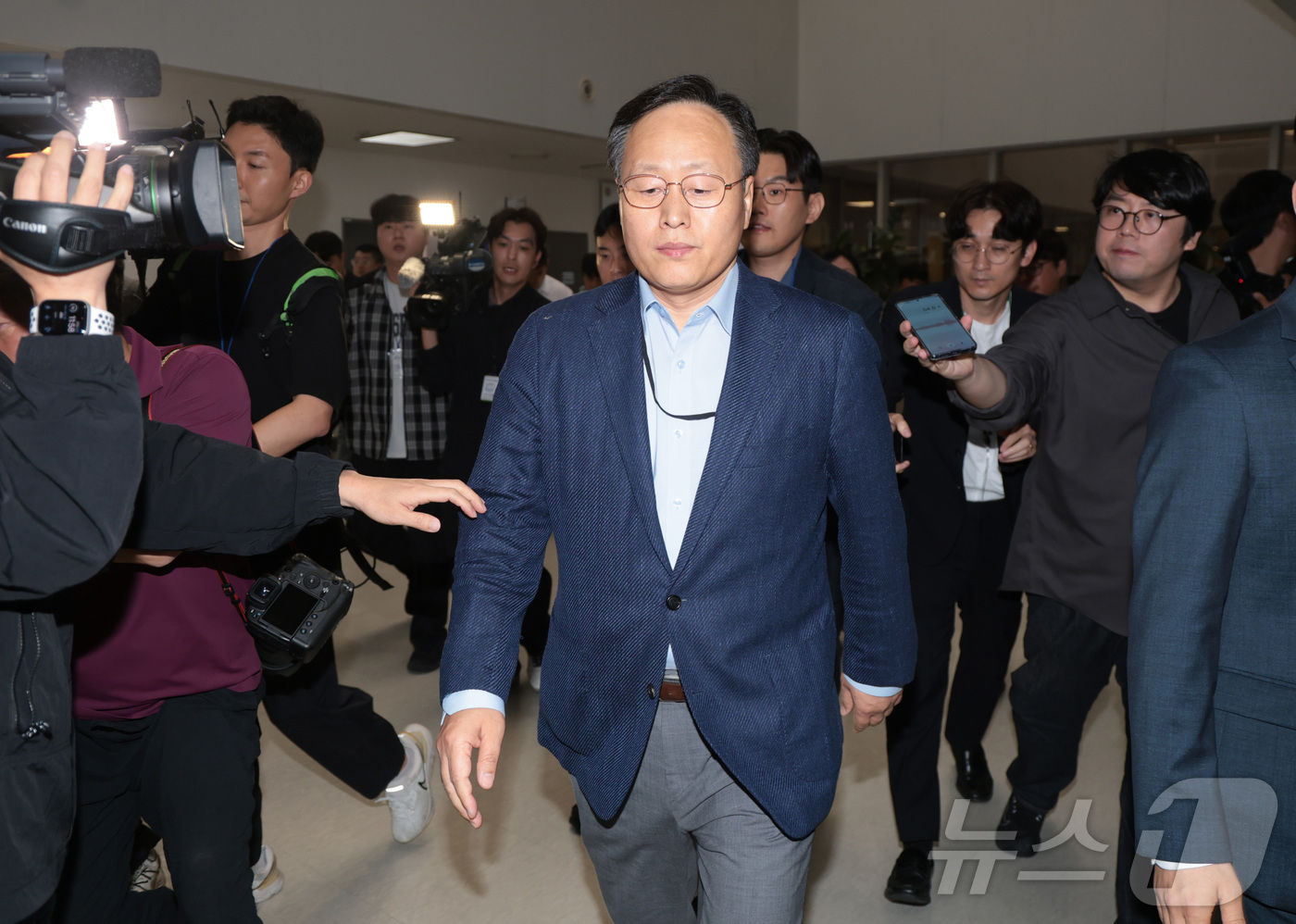 (세종=뉴스1) 김기남 기자 = 여명구(디바이스솔루션·반도체 사업 담당 피플팀장) 삼성전자 사측 대표교섭위원이 20일 정부세종청사 중앙노동위원회에서 노·사협상 결렬에 따른 입장을 …