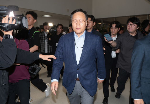 협상장 떠나는 여명구 사측 대표교섭위원