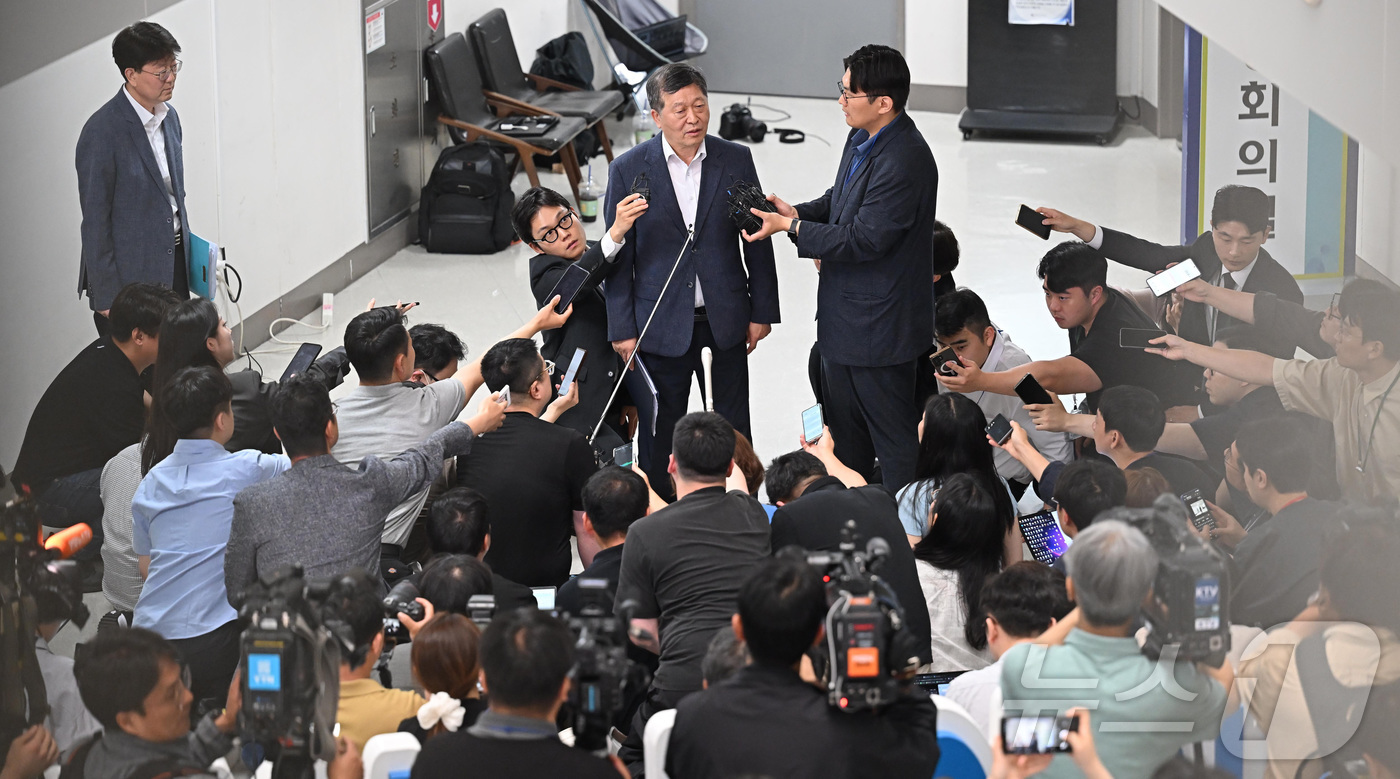 (세종=뉴스1) 김기남 기자 = 박수근 중앙노동위원장이 20일 정부세종청사 중앙노동위원회에서 열린 2차 사후조정 3일차 회의 종료 후 취재진의 질문에 답하고 있다.(공동취재) 20 …