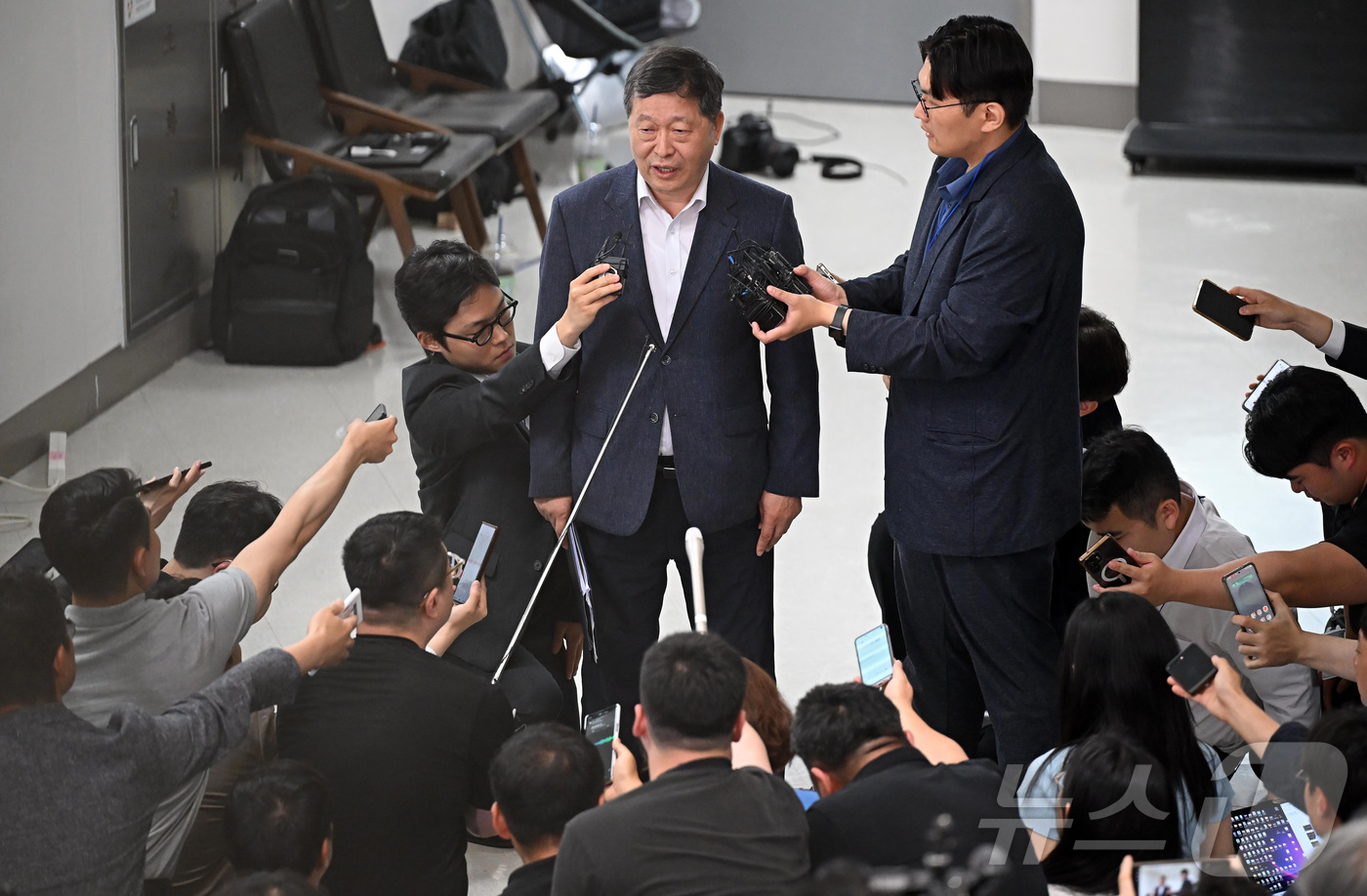 (세종=뉴스1) 김기남 기자 = 박수근 중앙노동위원장이 20일 정부세종청사 중앙노동위원회에서 열린 2차 사후조정 3일차 회의 종료 후 취재진의 질문에 답하고 있다.(공동취재) 20 …