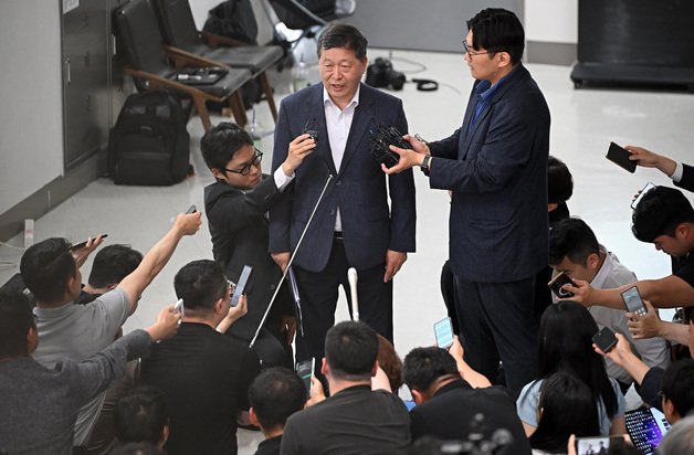 회의 과정 밝히는 박수근 위원장