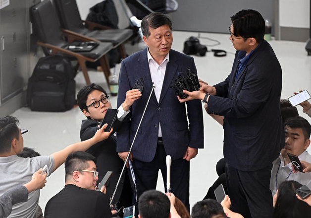 회의 과정 밝히는 박수근 위원장