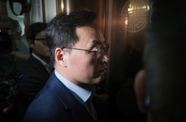 협상장 떠나는 여명구 사측 대표교섭위원