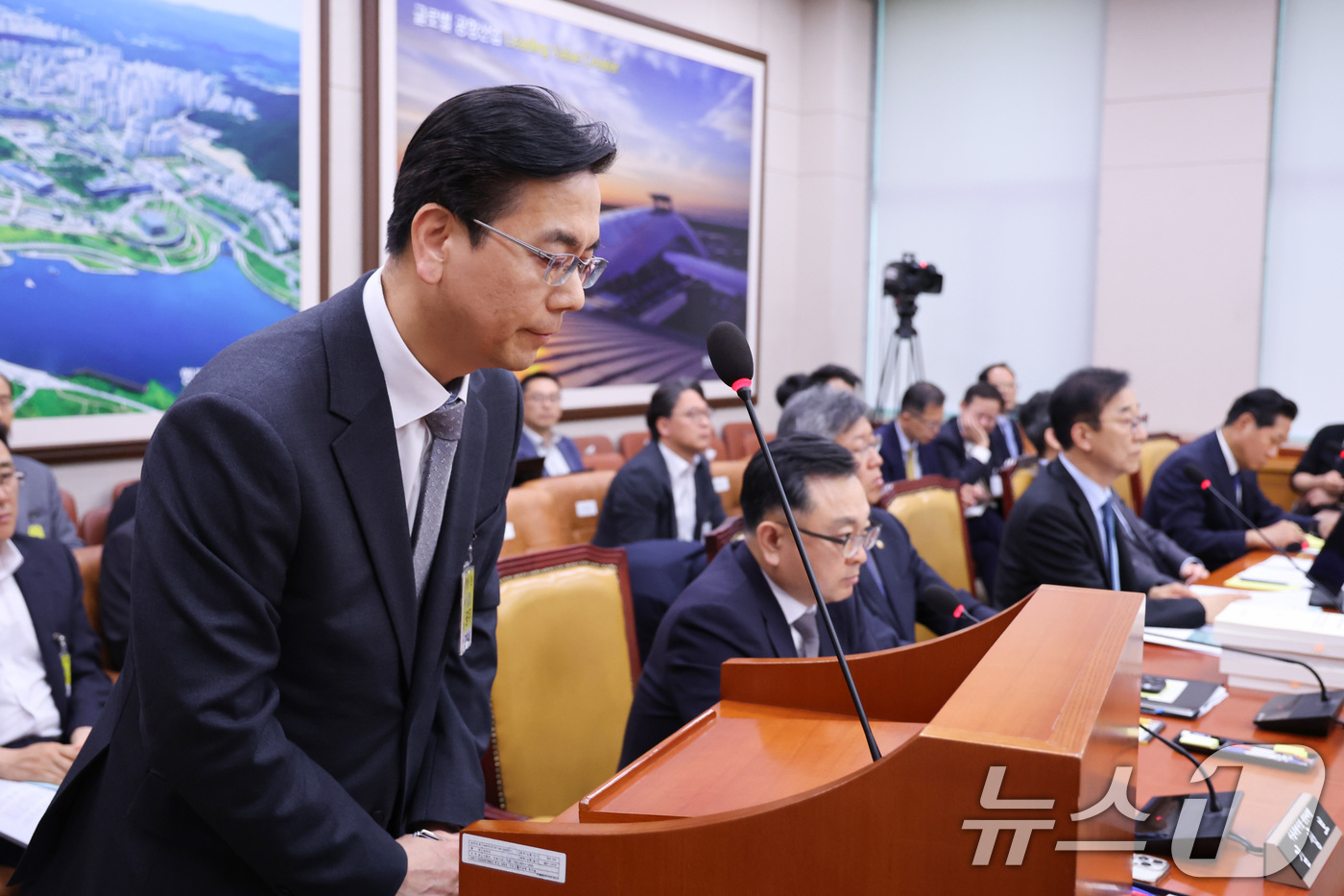 (서울=뉴스1) 신웅수 기자 = 이한우 현대건설 대표이사가 20일 서울 여의도 국회 국토교통위원회에서 열린 GTX-A 삼성역 구간 철근 누락에 대한 현안 질의에서 고개 숙여 인사하 …