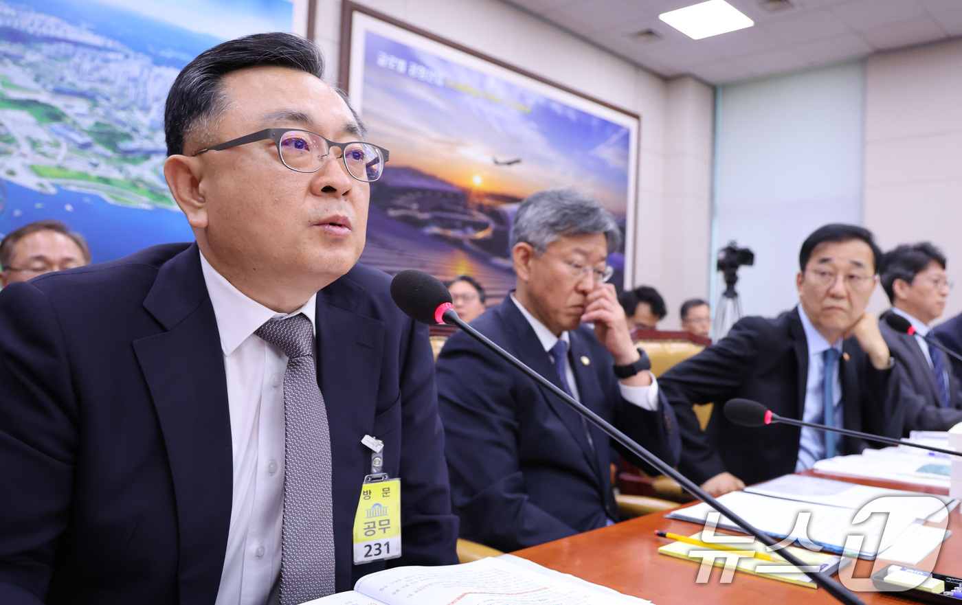(서울=뉴스1) 신웅수 기자 = 김성보 서울특별시장 권한대행이 20일 서울 여의도 국회 국토교통위원회에서 열린 GTX-A 삼성역 구간 철근 누락에 대한 현안 질의에서 의원 질의에 …