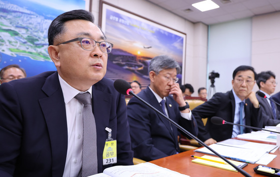 답변하는 김성보 권한대행, 바라보는 김윤덕 장관
