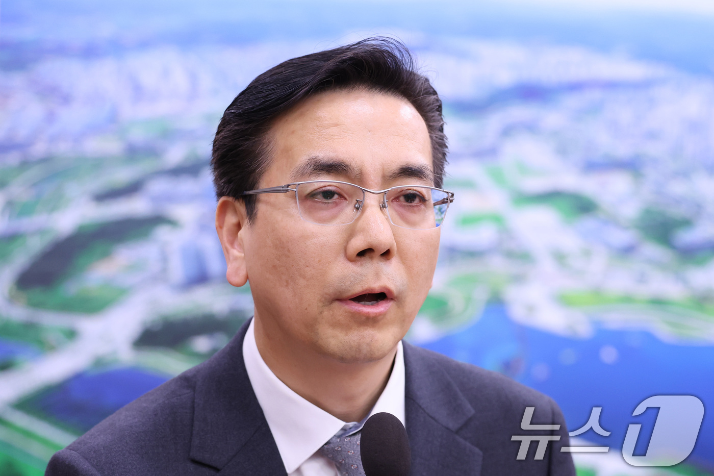 (서울=뉴스1) 신웅수 기자 = 이한우 현대건설 대표이사가 20일 서울 여의도 국회 국토교통위원회에서 열린 GTX-A 삼성역 구간 철근 누락에 대한 현안 질의에서 의원 질의에 답변 …