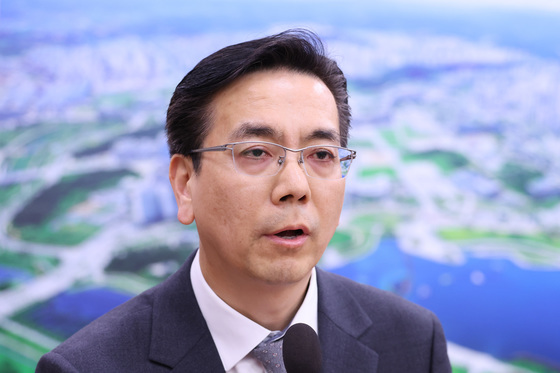 의원 질의 답변하는 이한우 현대건설 대표이사