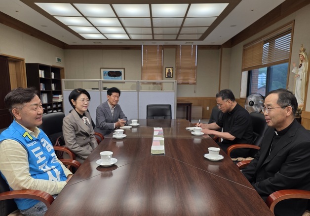 김관영, 김선태 천주교 전주교구장 예방…'세계청년대회' 협력 방안 논의