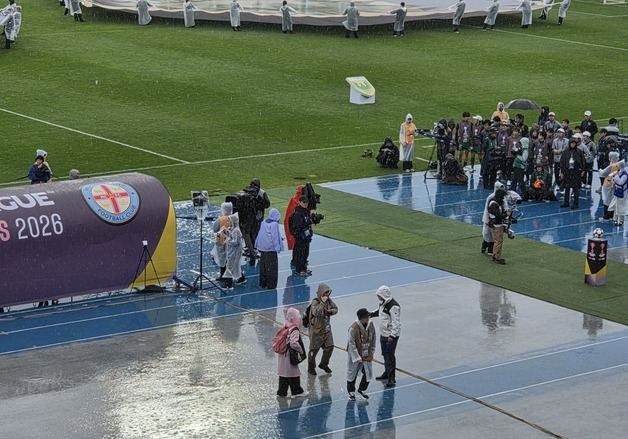 장대비 쏟아져 앞 안 보이는 수원…여자축구 클럽 '남북전 변수'