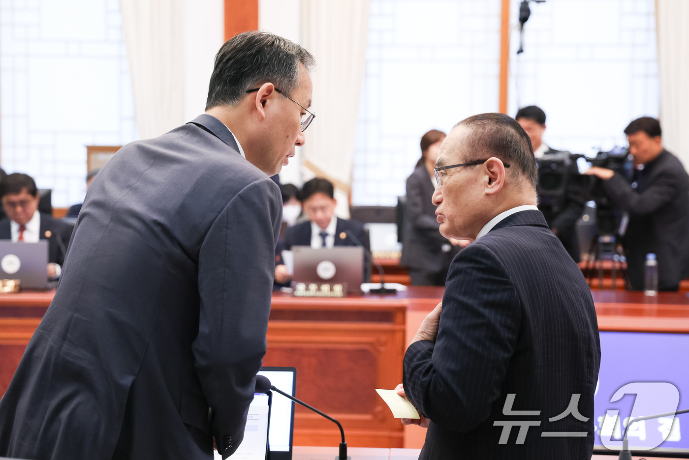 (서울=뉴스1) 허경 기자 = 위성락 국가안보실장(오른쪽)과 이형일 재정경제부 제1차관이 20일 청와대에서 열린 제22회 국무회의 겸 제9차 비상경제점검회의에서 대화를 하고 있다. …