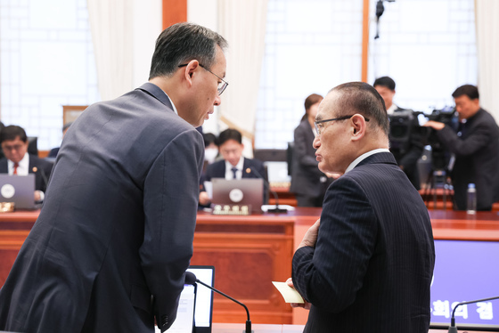 대화하는 위성락 안보실장·이형일 차관