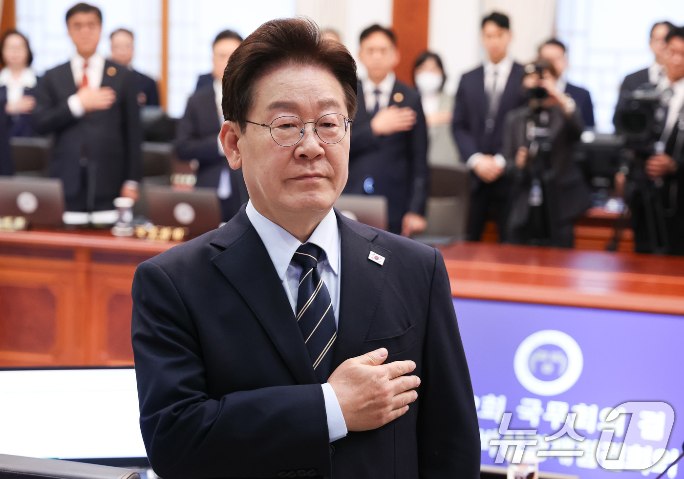 (서울=뉴스1) 허경 기자 = 이재명 대통령이 20일 청와대에서 열린 제22회 국무회의 겸 제9차 비상경제점검회의에서 국민의례를 하고 있다. 2026.5.20/뉴스1