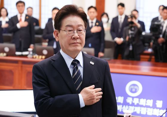 국민의례 하는 이재명 대통령