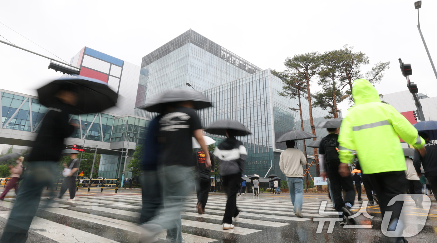 (평택=뉴스1) 김영운 기자 = 삼성전자 노사가 정부의 중재에도 불구하고 성과급 타협에 실패하면서 협상이 결렬됐다. 이에 따라 삼성전자 노조는 예정대로 오는 21일부터 총파업에 돌 …