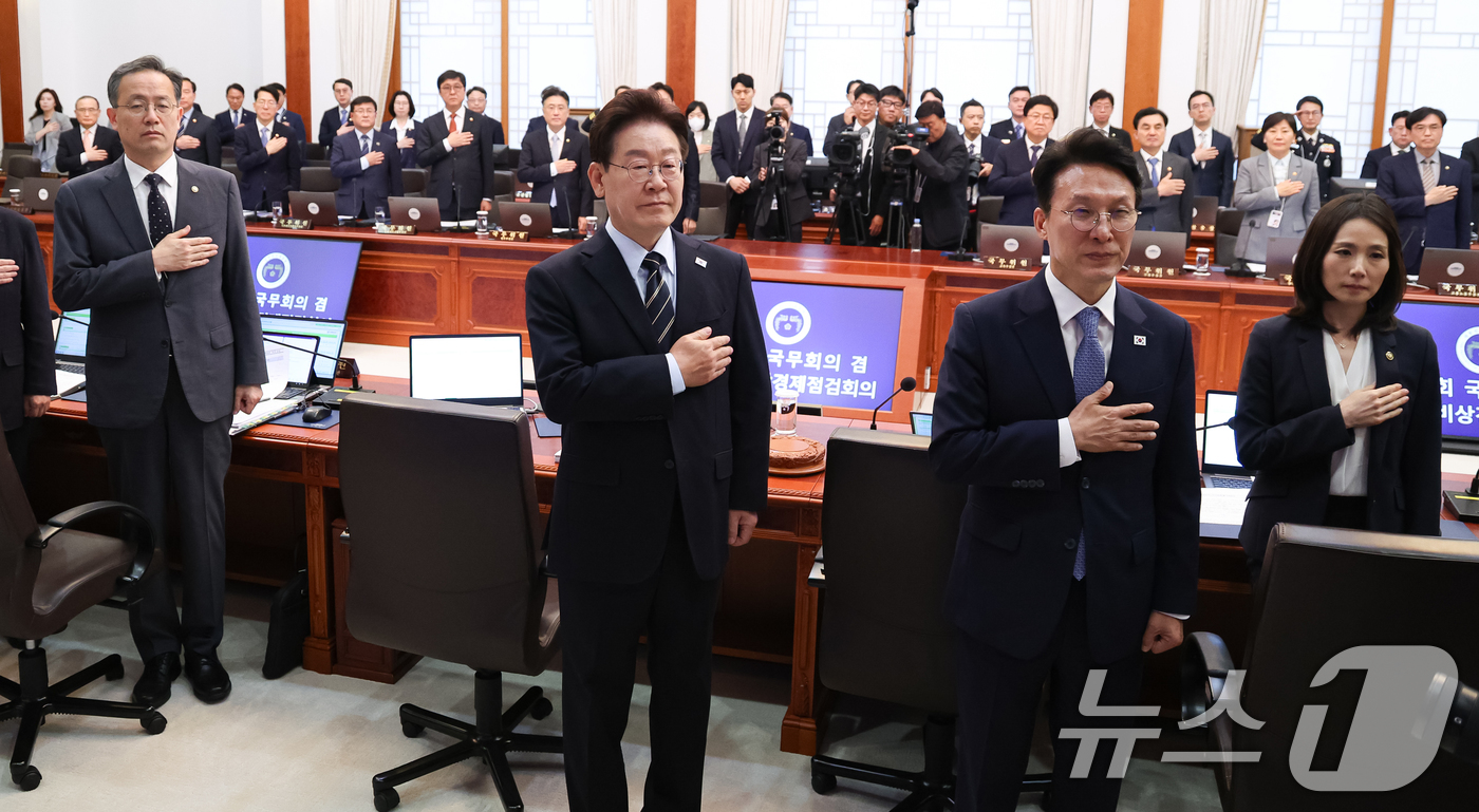 (서울=뉴스1) 허경 기자 = 이재명 대통령이 20일 청와대에서 열린 제22회 국무회의 겸 제9차 비상경제점검회의에서 국민의례를 하고 있다. 2026.5.20/뉴스1