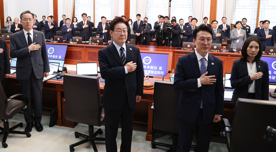 국민의례 하는 이재명 대통령