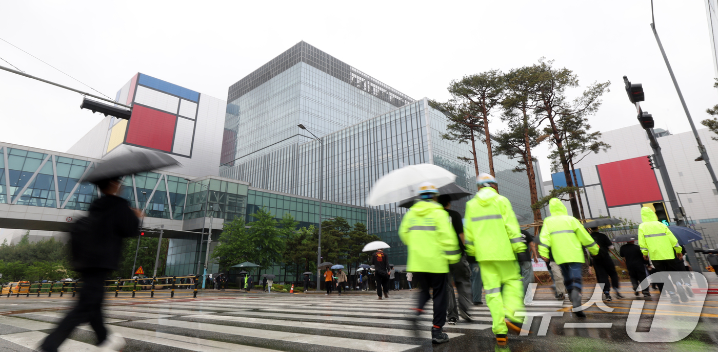 (평택=뉴스1) 김영운 기자 = 삼성전자 노사가 정부의 중재에도 불구하고 성과급 타협에 실패하면서 협상이 결렬됐다. 이에 따라 삼성전자 노조는 예정대로 오는 21일부터 총파업에 돌 …
