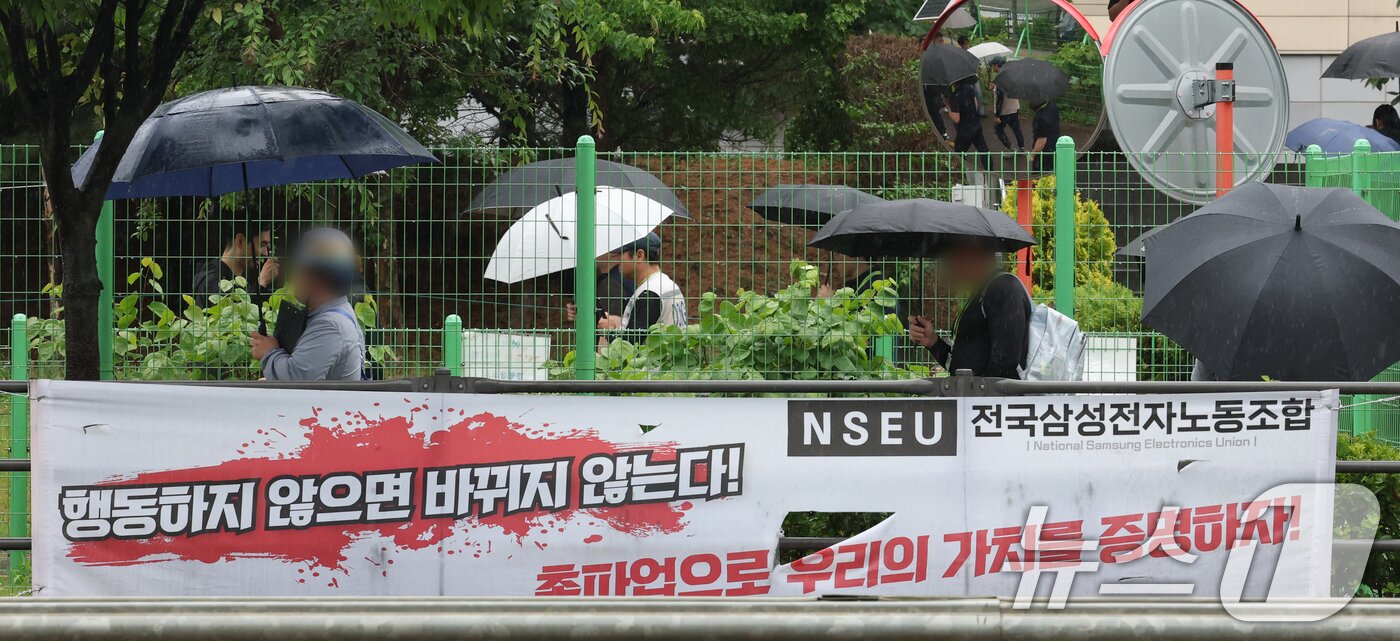 본문 이미지 - 경기 평택시 고덕동 삼성전자 평택캠퍼스 앞에 붙어있는 파업관련 노조 현수막의 모습. 2026.5.20 ⓒ 뉴스1 김영운 기자