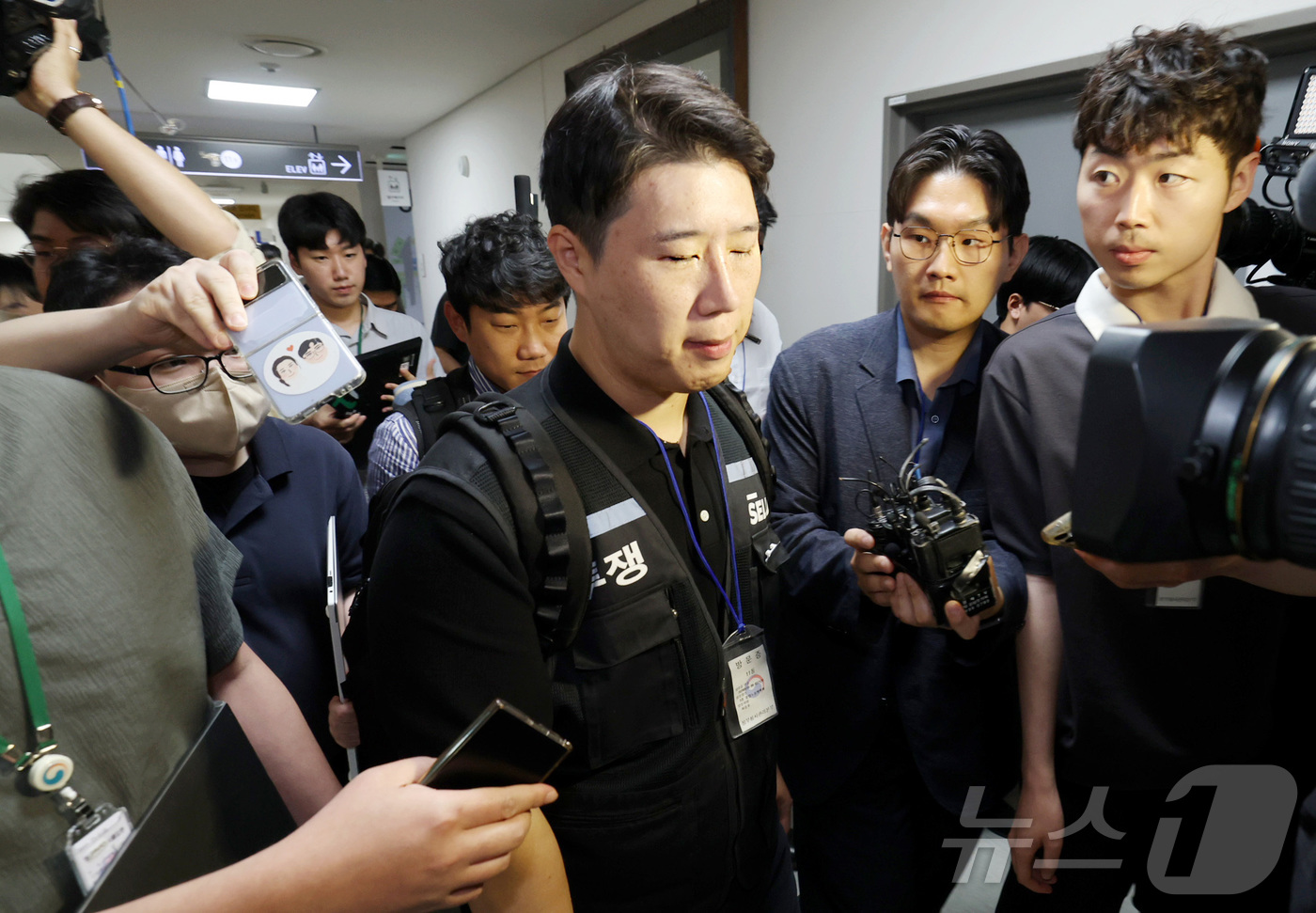 (세종=뉴스1) 김기남 기자 = 최승호 삼성그룹 초기업노동조합 삼성전자지부 위원장이 총파업 예고시점을 하루 앞둔 20일 정부세종청사 중앙노동위원회에서 노사협상 결렬에 따른 총파업 …
