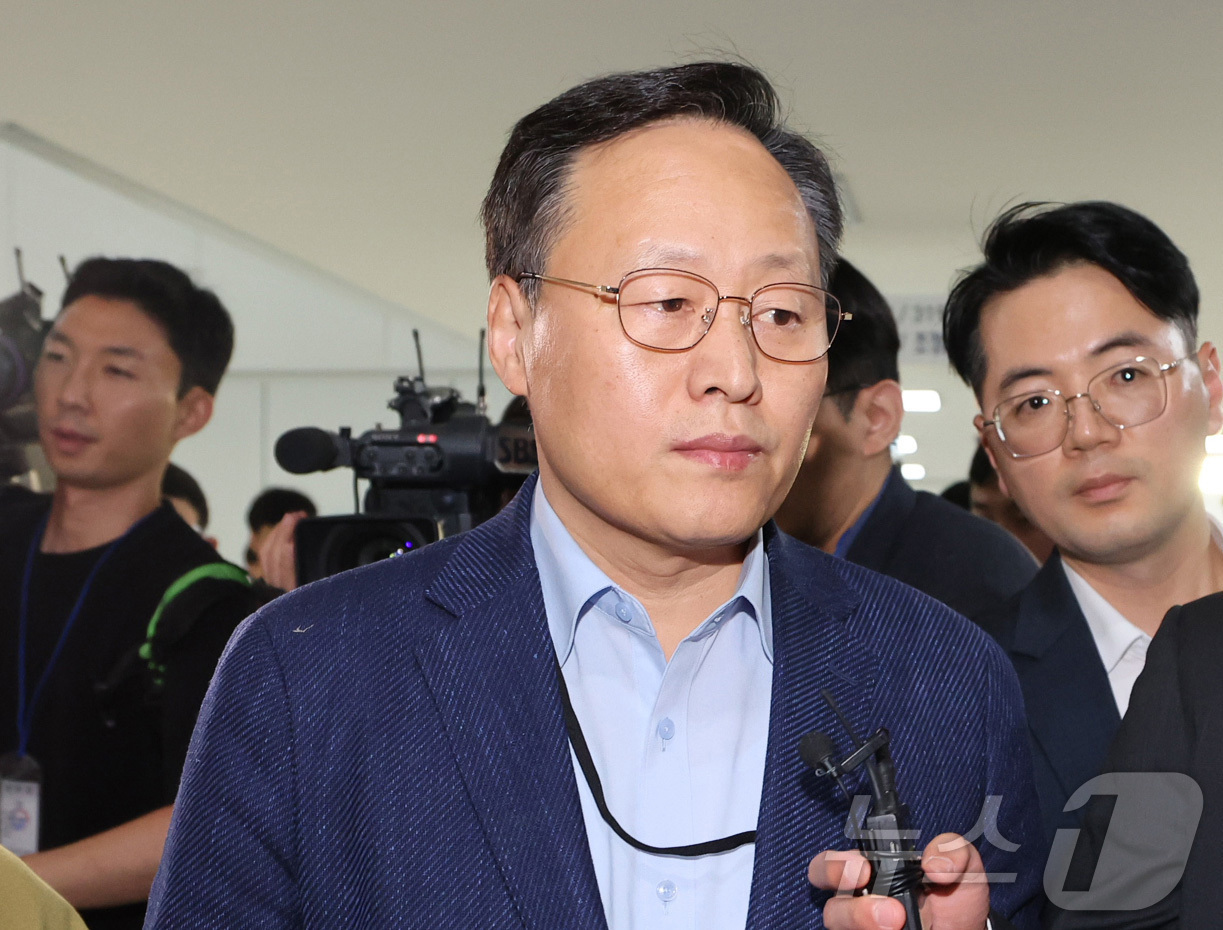(세종=뉴스1) 김기남 기자 = 삼성전자 사측 대표교섭위원인 여명구 DS(디바이스솔루션·반도체 사업 담당) 피플팀장이 20일 정부세종청사 중앙노동위원회에서 노사협상 결렬에 따른 입 …