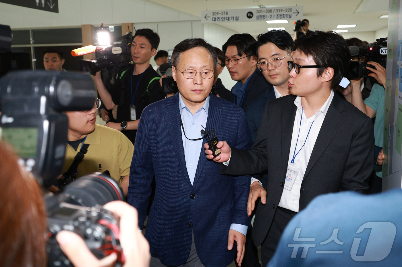 (세종=뉴스1) 김기남 기자 = 여명구(디바이스솔루션·반도체 사업 담당 피플팀장) 삼성전자 사측 대표교섭위원이 20일 정부세종청사 중앙노동위원회에서 노·사협상 결렬에 따른 입장을 …