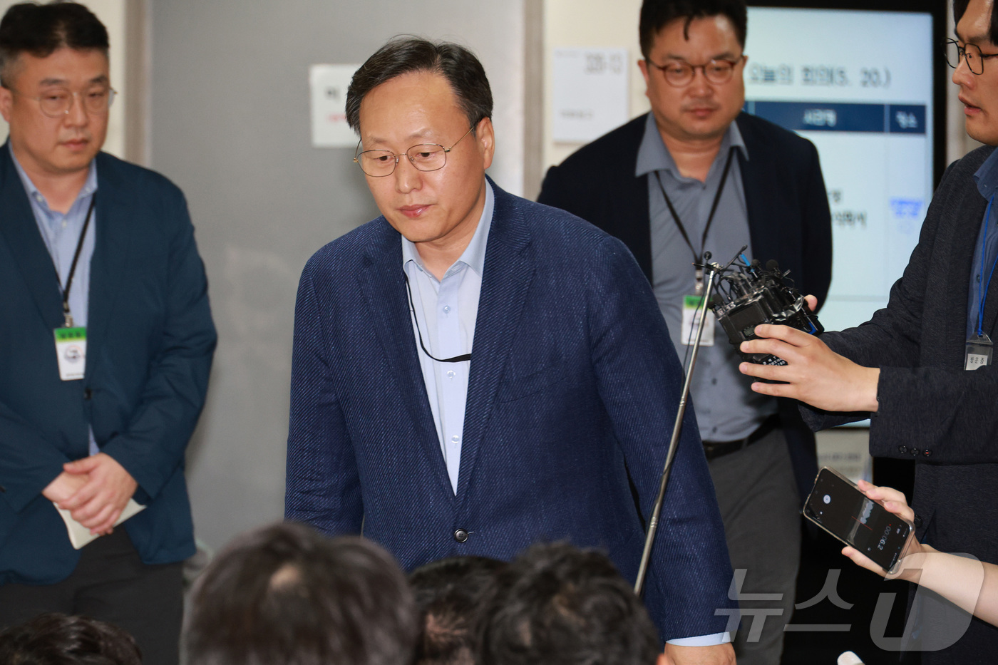 (세종=뉴스1) 김기남 기자 = 여명구(디바이스솔루션·반도체 사업 담당 피플팀장) 삼성전자 사측 대표교섭위원이 20일 정부세종청사 중앙노동위원회에서 노·사협상 결렬에 따른 입장을 …