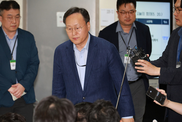 협상장 떠나는 여명구 사측 대표교섭위원