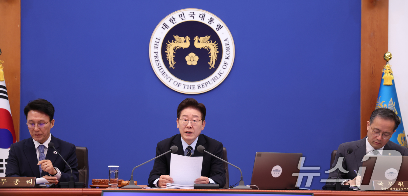 (서울=뉴스1) 허경 기자 = 이재명 대통령이 20일 청와대에서 열린 제22회 국무회의 겸 제9차 비상경제점검회의에서 발언을 하고 있다. 2026.5.20/뉴스1