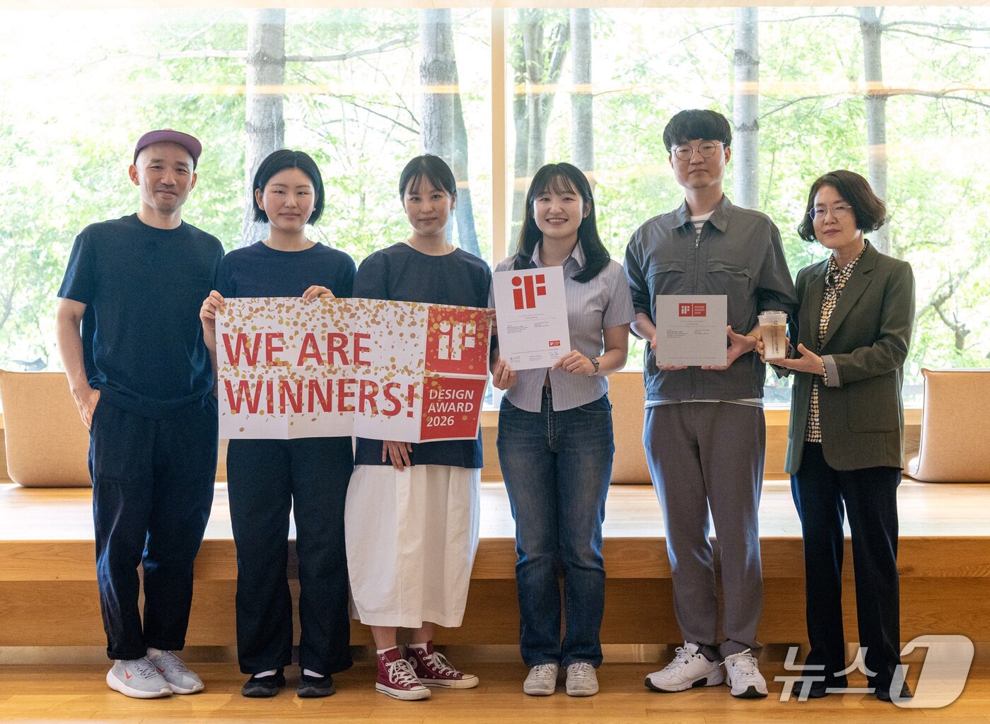본문 이미지 - '캠퍼스 컵' 개발을 이끈 UNIST 이승호 교수와 한민주·박민주·신다영 학생, 울산시 자원순환과 장희성 주무관·신화자 팀장이 기념촬영을 하고 있다.(UNIST 제공. 재판매 및 DB금지)/뉴스1