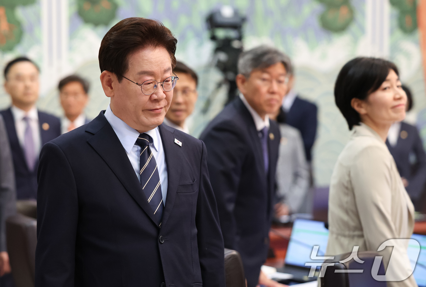 (서울=뉴스1) 허경 기자 = 이재명 대통령이 20일 청와대에서 열린 제22회 국무회의 겸 제9차 비상경제점검회의에 입장하고 있다. 2026.5.20/뉴스1
