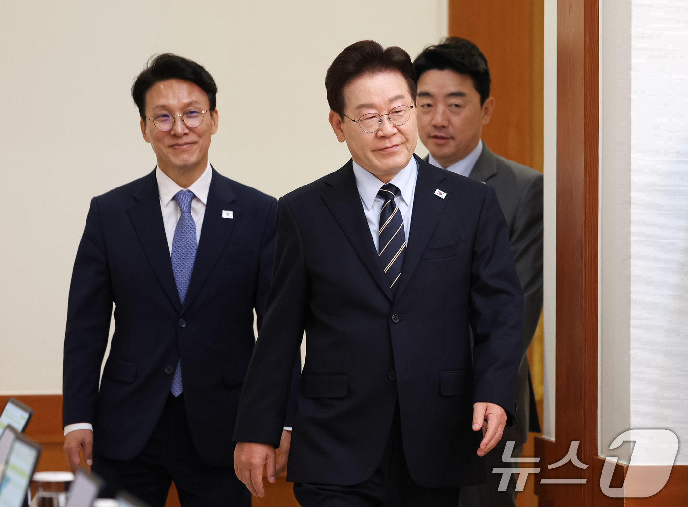 (서울=뉴스1) 허경 기자 = 이재명 대통령이 20일 청와대에서 열린 제22회 국무회의 겸 제9차 비상경제점검회의에 입장하고 있다. 2026.5.20/뉴스1