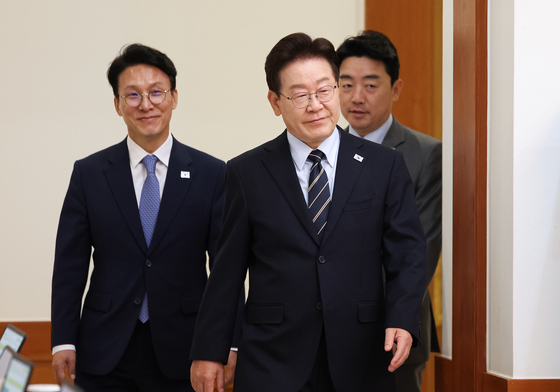 국무회의 입장하는 이재명 대통령