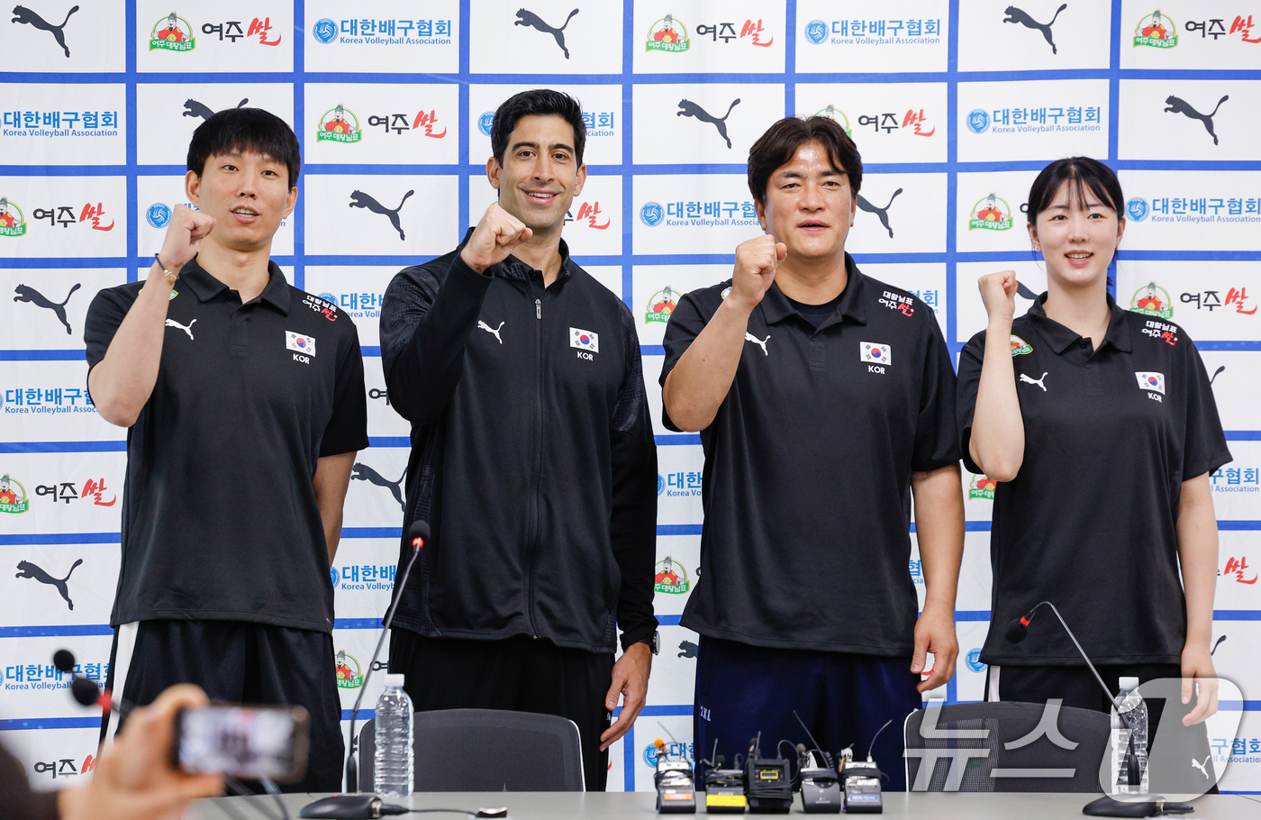(서울=뉴스1) 안은나 기자 = 남자 배구 국가대표팀 주장 황택의(왼쪽부터)와 이사나예 라미레스(Issanaye Ramires) 감독, 여자대표팀 차상현 감독과 주장 강소휘가 20 …