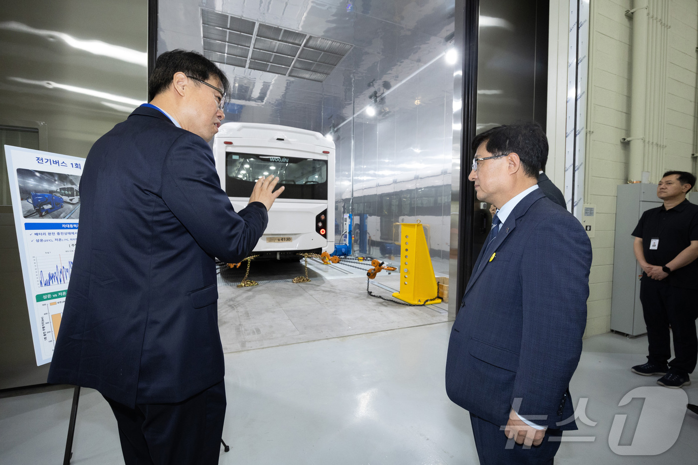 (서울=뉴스1) = 김성환 기후에너지환경부 장관이 20일 인천 서구 종합환경연구단지 내 국립환경과학원 전기·수소차 환경성능시험동을 방문해 관계자로부터 전기버스에 대한 설명을 듣고 …