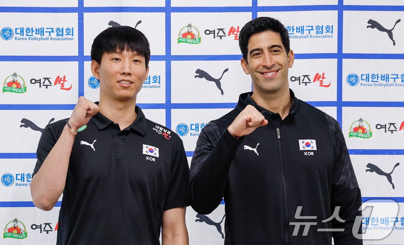 (서울=뉴스1) 안은나 기자 = 남자 배구 국가대표팀 주장 황택의(왼쪽부터)와 이사나예 라미레스(Issanaye Ramires) 감독이 20일 오후 서울 송파구 올림픽회관에서 20 …