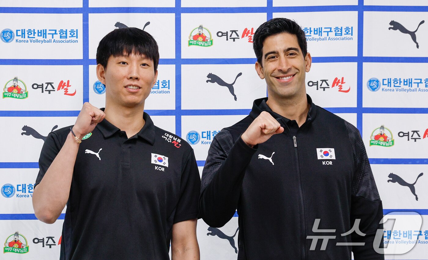 본문 이미지 - 남자 배구 국가대표팀 주장 황택의(왼쪽부터)와 이사나예 라미레스(Issanaye Ramires) 감독이 20일 오후 서울 송파구 올림픽회관에서 2026년 한국 남녀 배구 국가대표팀 기자회견에 앞서 파이팅을 외치고 있다. 2026.5.20 ⓒ 뉴스1 안은나 기자