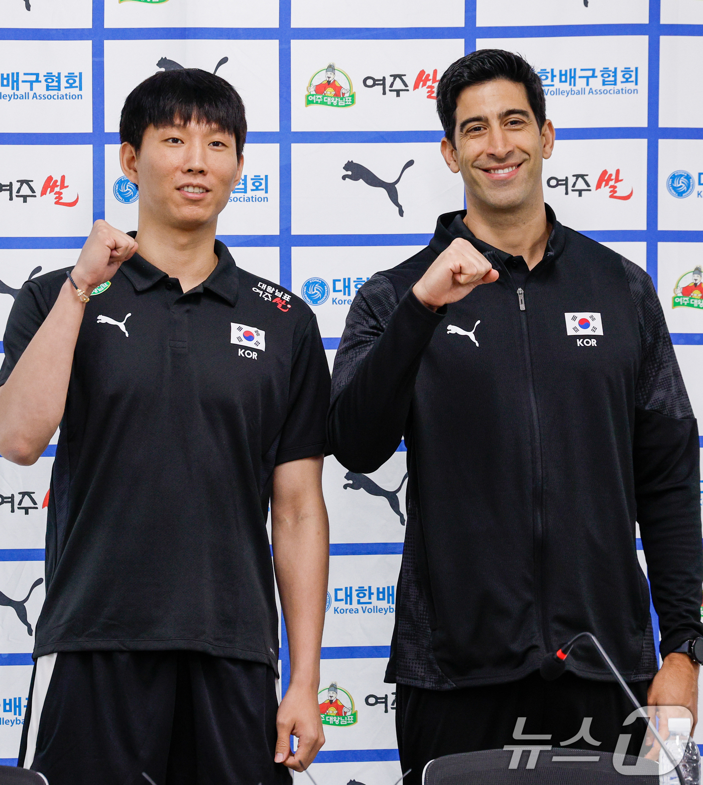 (서울=뉴스1) 안은나 기자 = 남자 배구 국가대표팀 주장 황택의(왼쪽부터)와 이사나예 라미레스(Issanaye Ramires) 감독이 20일 오후 서울 송파구 올림픽회관에서 20 …